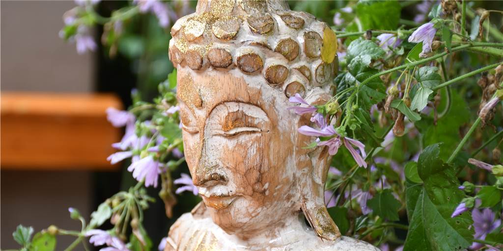 Eine Oase der Entspannung: Ein Meditationsgang im Garten Viele Buddhas stehen im Garten von Heidemarie Göke. Sie hat sich einen Meditationsgang angelegt.