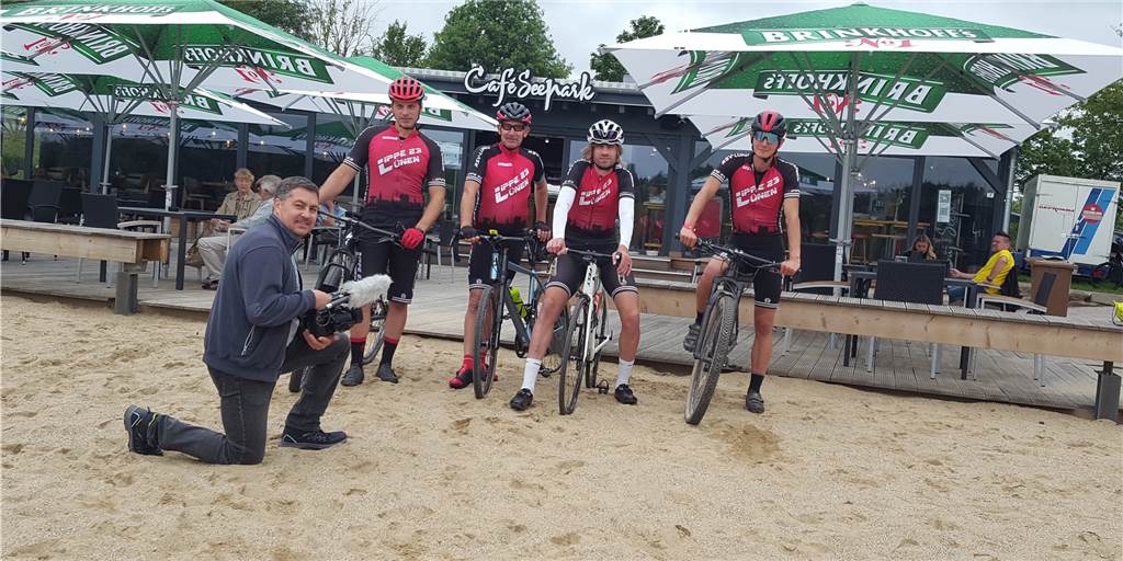 Lüner Filmer und Lippe 23 präsentieren Radtour zum neuen Film Der Lüner Filmemacher Uwe Koslowski (l.) bei Dreharbeiten für die neue DVD mit einem Team des Radsportvereins Lippe 23, der eine Radtour zum Film ausgearbeitet hat.