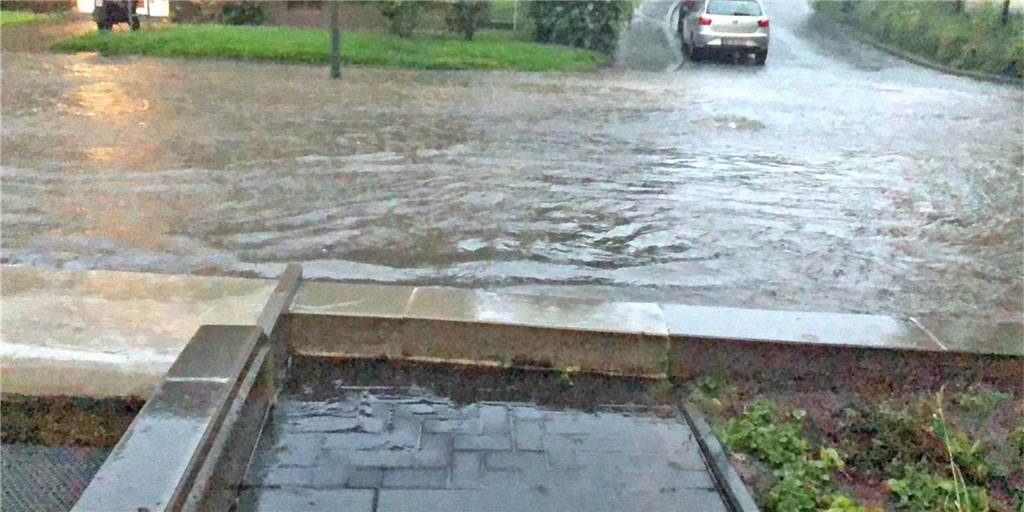 Ganz konnte die neu gebaute Mauer das Überschwappen des Wassers nicht verhindern. Das Gebäude allerdings blieb trocken.