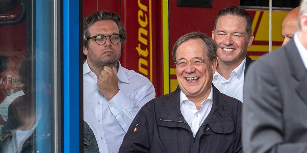 Der Lacher von Laschet sorgt für Empörung – was sagt die Dortmunder CDU-Spitze? NRW-Ministerpräsident und CDU-Kanzlerkandidat Armin Laschet (2. v.l.) lachte, während Bundespräsident Steinmeier (nicht im Bild) in Erfstadt ein Pressestatement gab.