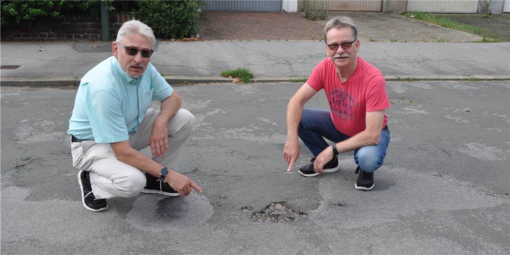 Protest: Stadt streicht Bürgerveranstaltung zur Sanierung Querstraße Horst Lohmüller (r.) und Helmut Rosenkranz sind im Vorstand der Siedlergemeinschaft Am Lüserbach, deren Mitglieder auch an der ramponierten Querstraße wohnen. Zur geplanten Sanierung gibt es noch viele Fragen. Doch die Stadt will die vorgeschriebene Bürgerveranstaltung wegen der Corona-Pandemie nicht durchführen.