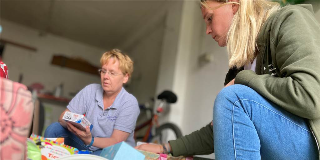 „Sie haben nichts mehr“: Praxis aus Werne spendet für Kolleginnen in Krisengebiet Eine große Betroffenheit spüren Ann-Cathrine Loeks (r.) und Kerstin Mohnberg, als sie von zwei Kolleginnen erfahren, die in der Eifel alles verloren haben. Das Team der gleichnamigen Praxis für Ergotherapie und Lerntherapie aus Werne sammelt deshalb weiter Sachspenden für die Betroffenen der Unwetterkatastrophe.