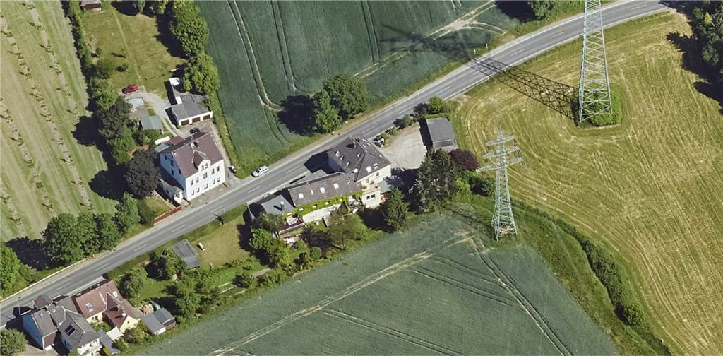 Roßbach wurde an der Karlstraße zum „donnernden und reißenden Wasser“ Die Karlstraße unmittelbar an der Stadtgrenze zu Herne. Hier verwandelte das Unwetter Bernd den Roßbach nach Beobachtungen von Anwohnerin Renate Niewel wieder einmal in ein gefährlich reißendes Gewässer.