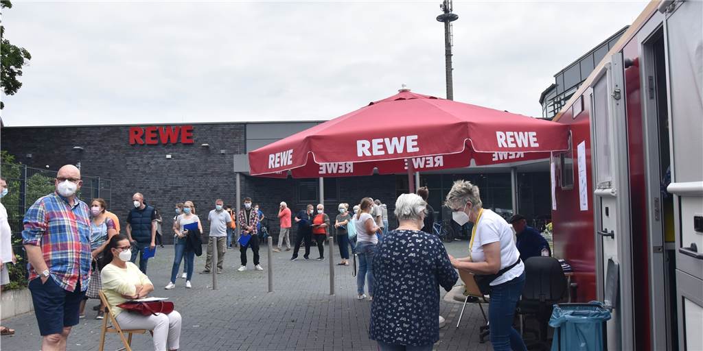 Impfung in Lünen: Gute Nachricht für „Parksünder“ und weitere Termine Lange Schlangen gab es vor der Impfstation des Kreises Unna in Lünen nicht nur am Donnerstag (15.7.), wie auf diesem Foto. Auch am Freitag kamen viele Menschen. Angst vor einem Knöllchen, braucht aber niemand haben.