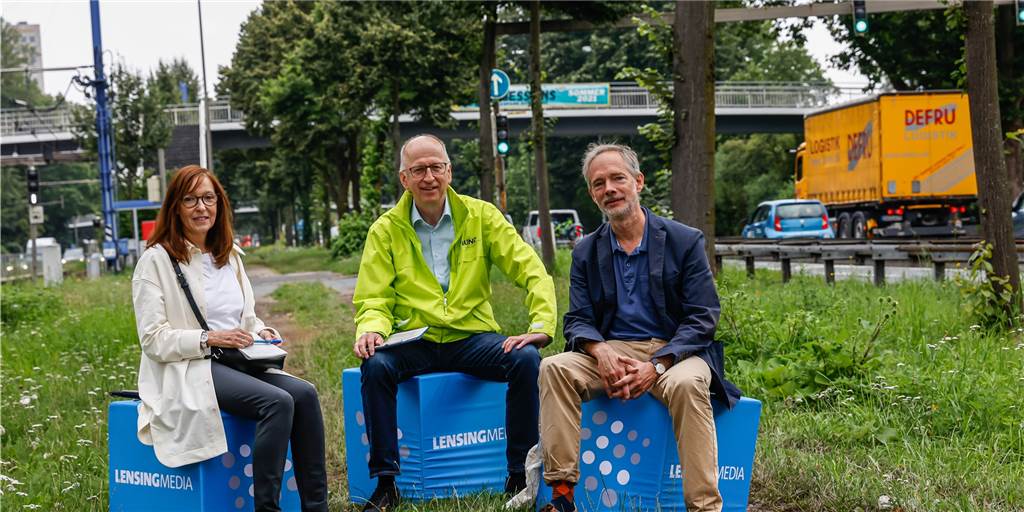 B1-Initiative geht in die Offensive: „Wir wollen die Allee nicht weiter zerrupfen“ Beim Gespräch auf dem Mittelstreifen der B1: (v.r.) Prof. Wolfgang Sonne von der Initiative „Neue Platanen für Dortmunds Lebensader“, Thomas Quittek, Sprecher des BUND Dortmund, und RN-Redakteurin Gaby Kolle.