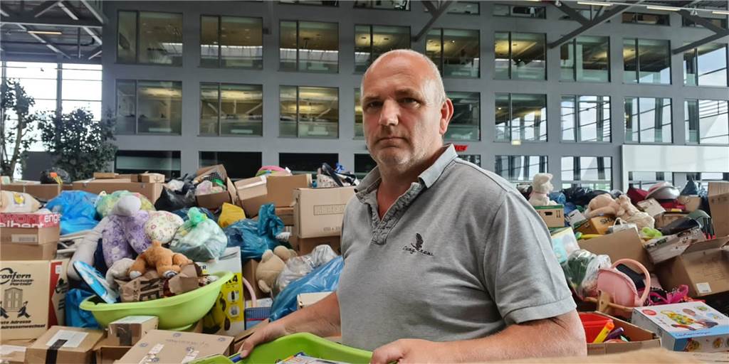 Hilfstransport aus Legden erreicht sein Ziel am Nürburgring Berthold Kortbus ist glücklich, dass er sein Ziel erreicht hat und die Hilfsgüter aus Legden dringend gebraucht werden.