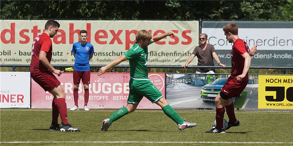 Hacke, Spitze - eins zwei drei: Billmerichs Trainer wechselt sich selbst ein - und glänzt Pascal Krysteck (li.) und Dominic Böcker von BR Billmerich setzten sich am Sonntag mit 7:2 gegen Tim Heptner und die SGM-Reserve durch.