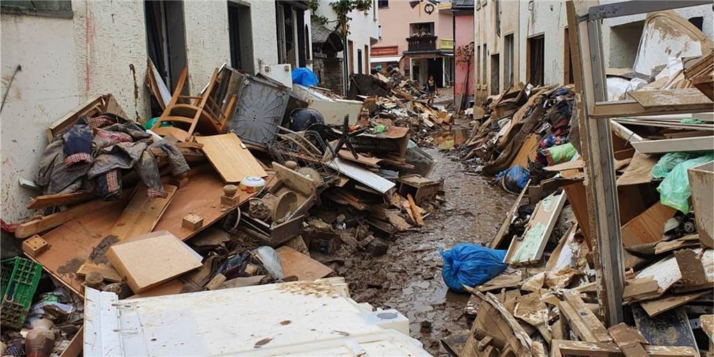 „Bodenlose Frechheit“: Landwirt aus Werne hoffte auf mehr Hilfe von der Stadt Das Hochwasser in Dernau an der Ahr hat seine Spuren hinterlassen. Johannes Laurenz, der vor Ort bei den Aufräumarbeiten geholfen hat, hätte sich für seine Hilf-Aktion mehr Unterstützung von Wernes Bürgermeister Lothar Christ gewünscht.