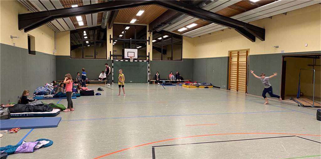 Dortmunder Pfadfinder aus Hochwasser-Ferienlager in der Eifel evakuiert Die Unwetter-Nacht verbrachten die Pfadfinder in der Turnhalle der örtlichen Grundschule.