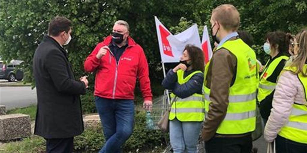 Herr Bürgermeister, Sie müssen jetzt auch für die kleinen Händler sorgen Beim Streik von Verdi-Mitarbeitern, die um ihren Job und ihr Einkommen bei Globus fürchten, war Bürgermeister Rajko Kravanja (l.) sofort zum Gespräch vor Ort. Jetzt muss er auch für die kleinen Händler da sein, findet unser Autor.