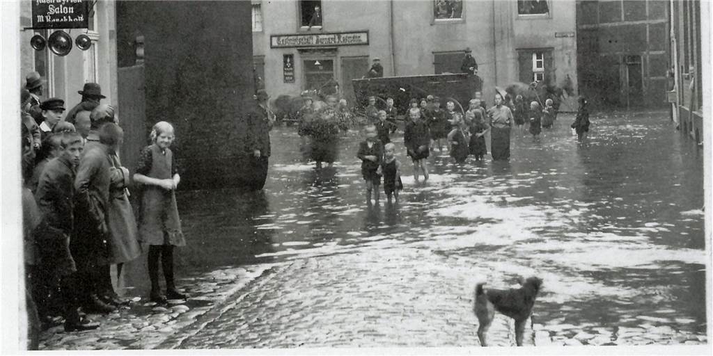 Größte Hochwasser-Katastrophe in Werne liegt fast 100 Jahre zurück Am 8. August 1924 stieg die Horne über die Ufer und setzte, wie auf dem Bild zu sehen, den Bereich Burgstraße, Roggenmarkt, Westmauer unter Wasser.