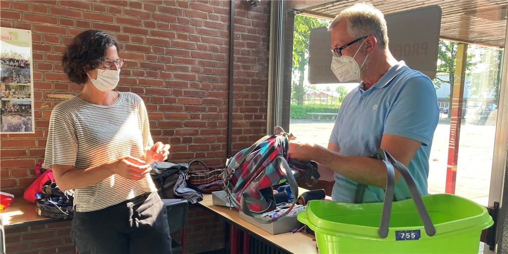 Große Resonanz auf Aktion der Profilschule Ascheberg- Kinder spenden für Kinder Simone Lütkenhaus nahm zusammen mit einigen Helfern von der Profilschule Ascheberg und vom Förderverein die Spenden entgegen, wie hier von Klaus Dabbelt.