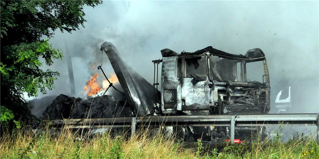 Nur noch ein Gerippe: Fotos und Video vom Lkw-Brand auf der A45 bei Schwerte