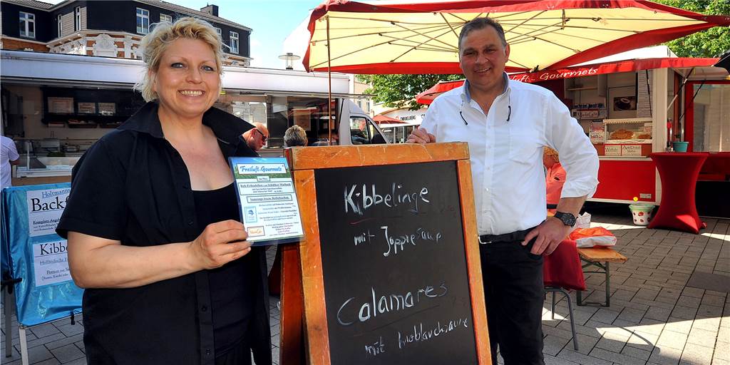 Restaurant unter freiem Himmel auf dem Schwerter Wochenmarkt Eva und Bernd Holtmann präsentieren am Mittwoch (21.7.) auf dem Werner-Steinem-Platz ihr neues, mobiles Restaurant.