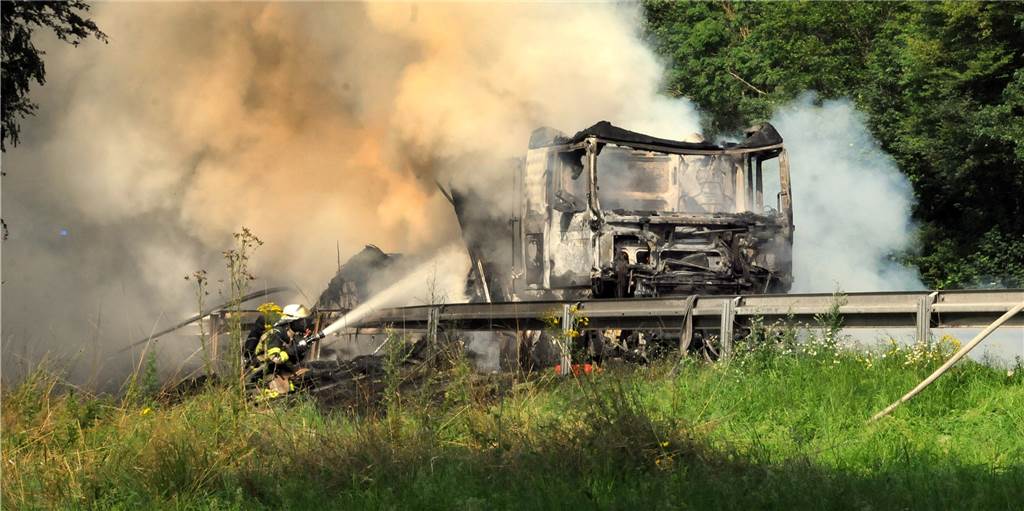 Nach Einsatz auf A45: Brandherd gefunden – Medizinischer Notfall in kilometerlangem Stau Bis nach Mitternacht dauerten die Bergungs- und Aufräumarbeiten an der Autobahnanschlussstelle Ergste, wo ein Lkw ausgebrannt war.