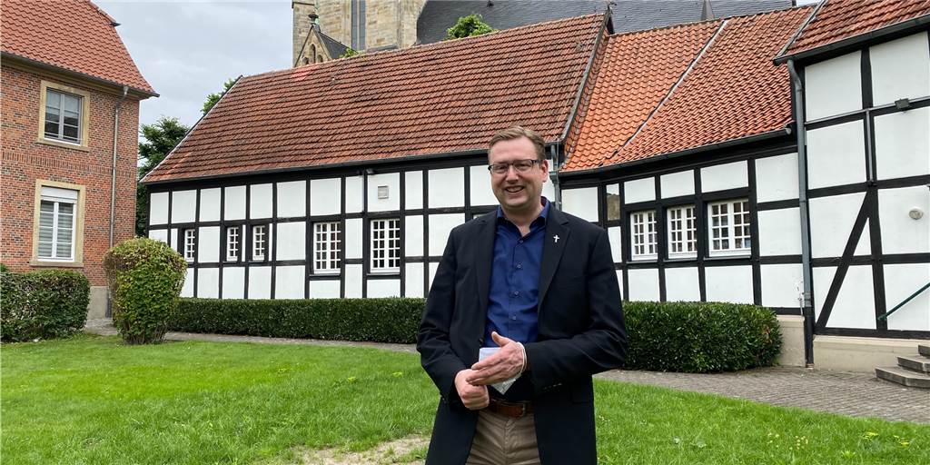 Wohnen im alten Pfarrheim: In Ascheberg entstehen Wohnungen am Kirchplatz Pfarrer Stefan Schürmeyer vor dem Pfarrheim in Ascheberg: Es umfasst 1200 Quadratmeter. Zu viel, sagt das Bistum Münster.