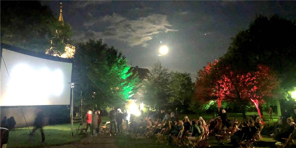 Diese Komödie läuft beim Open-Air-Kino in Heek Die Atmosphäre im Klanggarten der LMA ist nach Einbruch der Dunkelheit ganz besonders – so wie hier beim Mondscheinkino 2020.