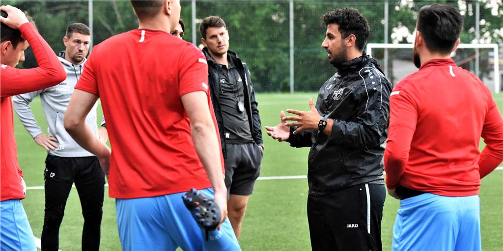 Monsterprogramm und ein Junioren-Bundesligist warten auf den SV Schermbeck Sleiman Salha - Trainer des SV Schermbeck - wird in den kommenden Tage einiges zu tun haben. Die Kommunikation ist dabei das A und O.