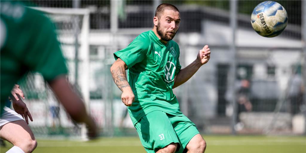 Karriere beendet, aber im Testspiel in der Startelf: Wie passt das zusammen, Kai Schinck? Kai Schinck trägt das Trikot von Westfalia Wethmar – trotz des zweiten verkündeten Karriereendes.