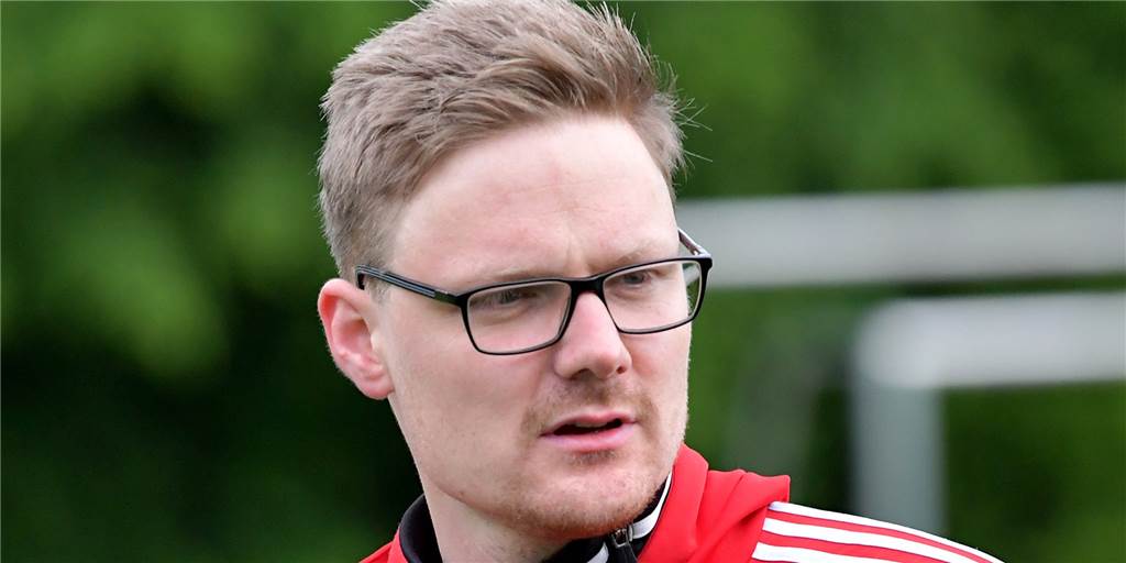 SV Preußen durchlebt bittere Woche: Pleite gegen C-Ligist und der Kapitän ist verletzt Patrick Höfig (r.) muss sein Team vorerst ohne eine wichtige Stütze auf die Saison vorbereiten.