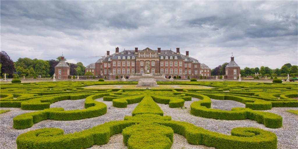 Das barocke Wasserschloss Nordkirchen wird gerne "Westfälisches Versailles" genannt. Die repräsentative Schlossanlage ist von einem Wassergraben umgeben und liegt in einem nach französischem Vorbild angelegten Park, der zu den schönsten Gartenanlagen ganz Deutschlands zählt.