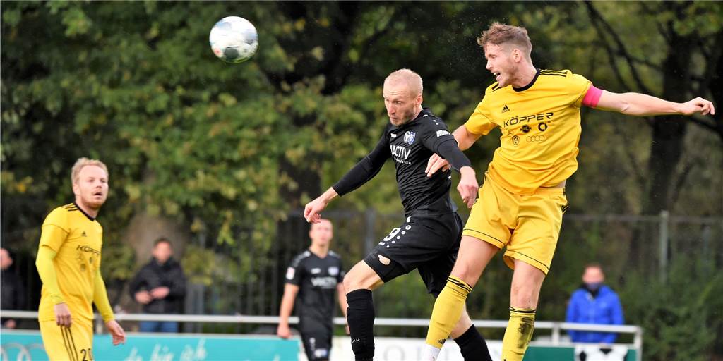 Das Landesliga-Team des TuS verliert verdient, aber durch unnötige Gegentore Tobias Becker (schwarz) und der TuS Haltern am See haben das Testspiel gegen den DJK TuS Hordel verloren.
