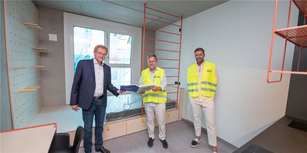 700 Euro für Studenten-Zimmer in Dortmund – Gibt es schon Anfragen? Dortmunds Baudezernent Ludger Wilde (l.) mit den BaseCamp-Geschäftsführern Dr. Andreas Junius und Daniel Doherr in einem der Appartements.