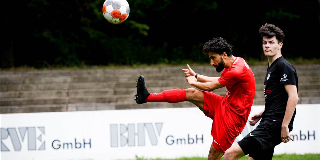 Lüner Testspiele: Duell mit einem Ex-Bundesligisten und ein verlorengegangenes Derby Bilal Abdallah (l.) und der Lüner SV testen am Samstag gegen einen ehemaligen Bundesligisten.