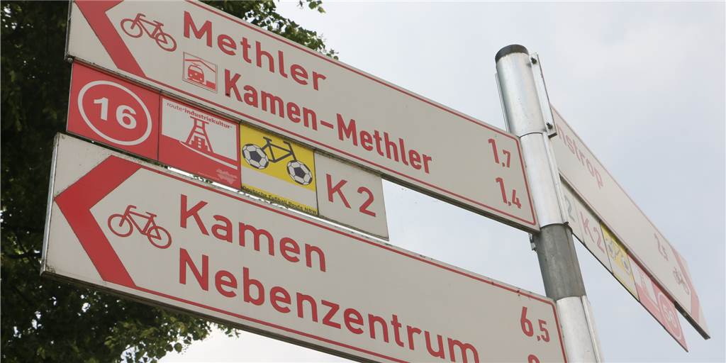 Auf die kleinen Zusatzschilder, die die K-Radtouren kennzeichnen, achtet man nur, wenn man danach sucht. An manchen Abzweigungen sind sie nicht immer zu finden, weshalb eine Tourenkarte notwendig ist.