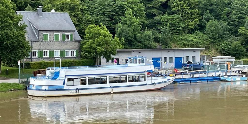 Katastrophen verhageln Ausflugsschiffern am Hengsteysee die zweite Saison Das Ausflugsschiff MS Freiherr vom Stein liegt nach dem Hochwasser im trüben Wasser am Anlieger Schiffswinkel. Fahren darf es nicht.