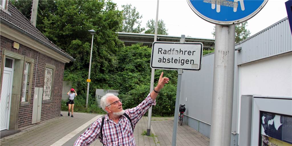 Mit Video: ADFC will freie Fahrt für Radler durch den Bahnhof Werne Die Durchfahrt durch die Bahnhofs-Unterführung ist verboten. Winfried Hoch würde das Verbot aufheben, allerdings sollten dann der Eingang in den Tunnel verbreitert und ein Spiegel für den „Gegenverkehr“ aufgehängt werden.
