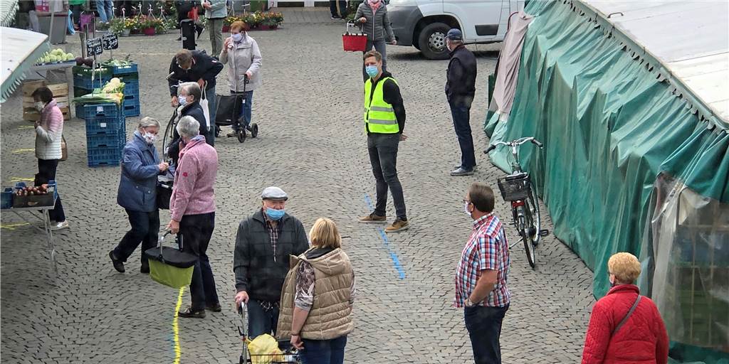 Verschärfte Corona-Regeln drohen ab Montag - trotz niedriger Inzidenz in Werne Auf dem Wochenmarkt in Werne könnte ab der kommenden Woche wieder eine Abstandsregel gelten. Ab voraussichtlich Montag (26. Juli) gilt wieder die Inzidenzstufe 1 und damit strengere Corona-Regeln.