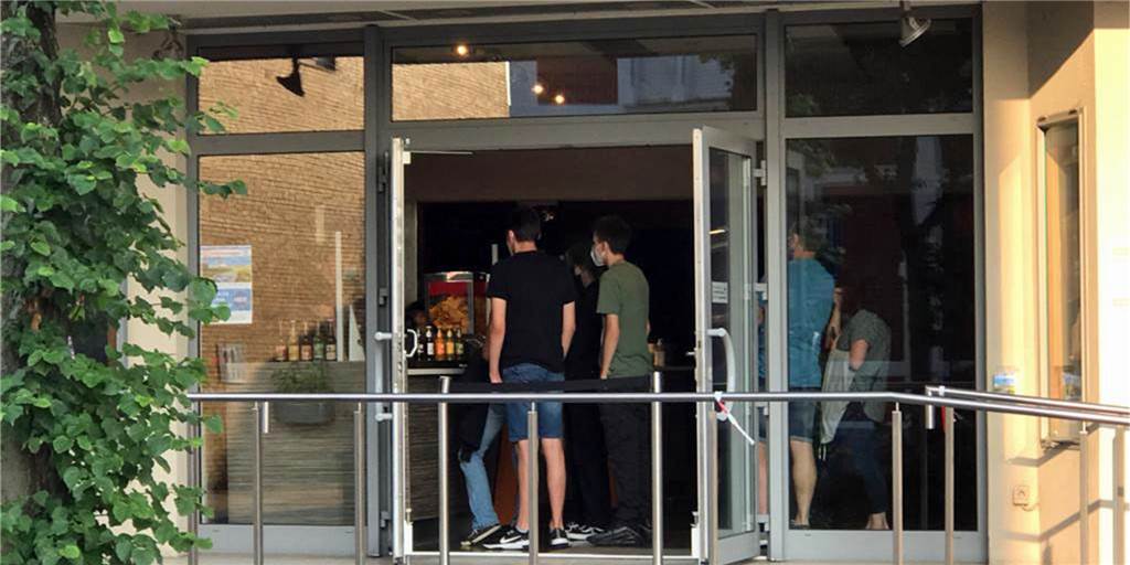 Das Capitol Kino öffnet nach langer Durststrecke wieder. Da viele Gäste Online-Tickets gebucht hatten, bildeten sich vor der Kasse keine langen Warteschlangen. Wohl aber vor dem Popcorn-Schalter.