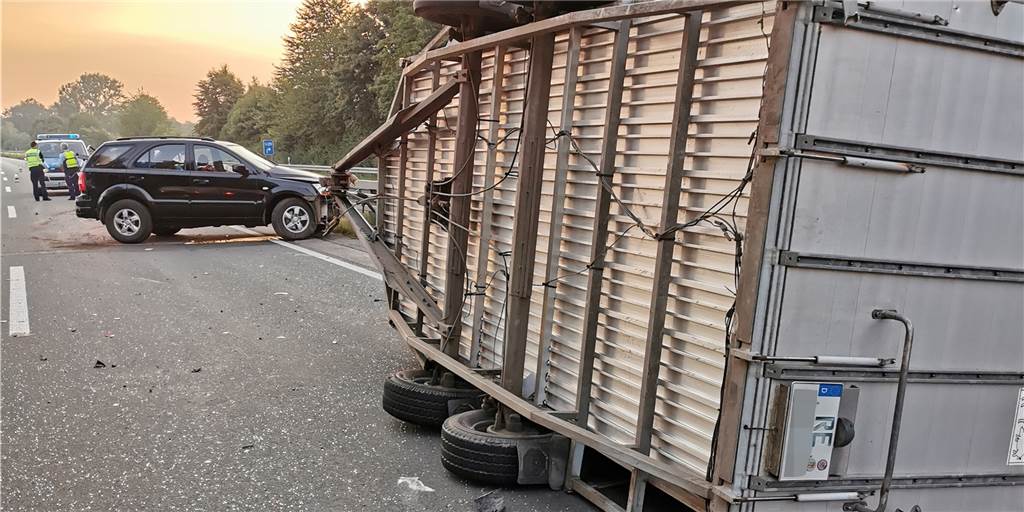 Umgestürzter Pferdeanhänger blockierte die A 31 bei Dorsten Umgestürzter Pferdeanhänger blockierte die A 31 bei Dorsten