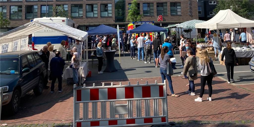Bürgermeister kündigt an: Corona-Impfaktion wird anderswo wiederholt Viele Menschen kamen nach Ickern, um sich impfen zu lassen. Ohne Anmeldung, ohne viel Theater, ganz spontan und ohne Termin: In Castrop-Rauxel wird es weitere solcher Termine geben, kündigte der Bürgermeister am Rande an.