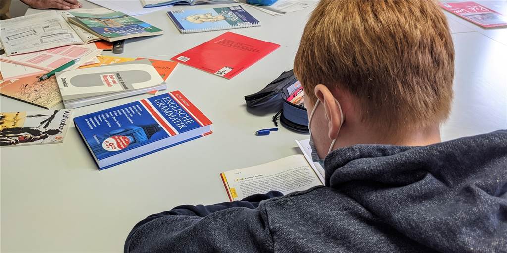 Dorstener Nachhilfelehrer schlagen Alarm: „Lücken sind gravierend!“ Trotz Ferien pauken diese Dorstener Schüler aktuell in den Räumen des Studienkreises an der Kappusstiege Englisch. Vielen von ihnen hat das Homeschooling große Lücken beschert.