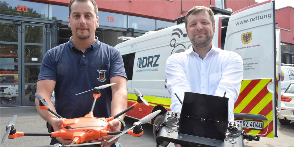 Philipp Kniola (l.) und Robert Grafe zeigen die Kameradrohne, die bei der Geländeerkundung in verschiedenen Einsatzlagen hilft.