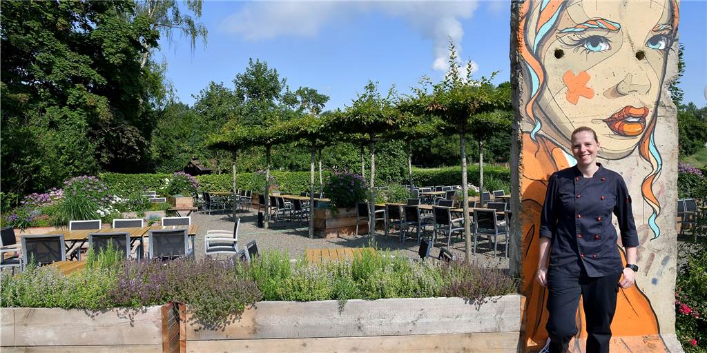 Neuer Biergarten am Westermann`s in Lünen: Speisen unter`m Blätterdach Anke Westermann vor dem neuen Biergarten des Restaurants Westermann`s: Am Wochenende können die Gäste Platz nehmen.