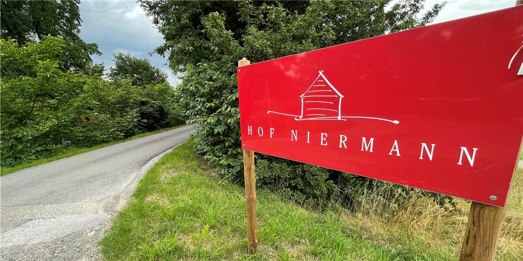 Infotreff im Hochzeits-Drama: Familie Niermann weist alle Schuld von sich Auf dem Hof Niermann kurz hinter der Stadtgrenze von Ickern zu Waltrop ist es idyllisch. Aber nun gibt es dort reichlich Ärger und Betrugsvorwürfe wegen des Hochzeits-Geschäfts.
