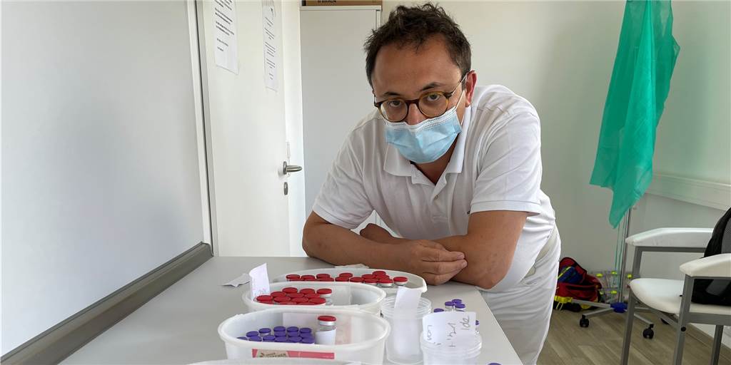 Zu wenig Impfwillige: Arzt aus Ahaus muss Corona-Impfstoff wegwerfen Hat massenhaft Impfstoff vorrätig, wird ihn aber nicht los: Internist Akin Yilmaz-Neuhaus.