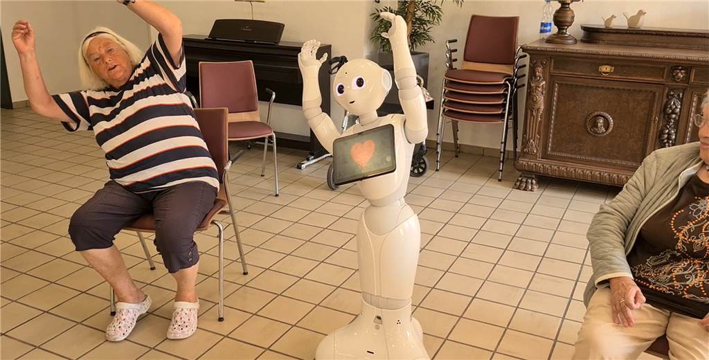 Motivator und Trainer zugleich: Pepper animiert die Seniorinnen und Senioren, seine Bewegungen nachzumachen.