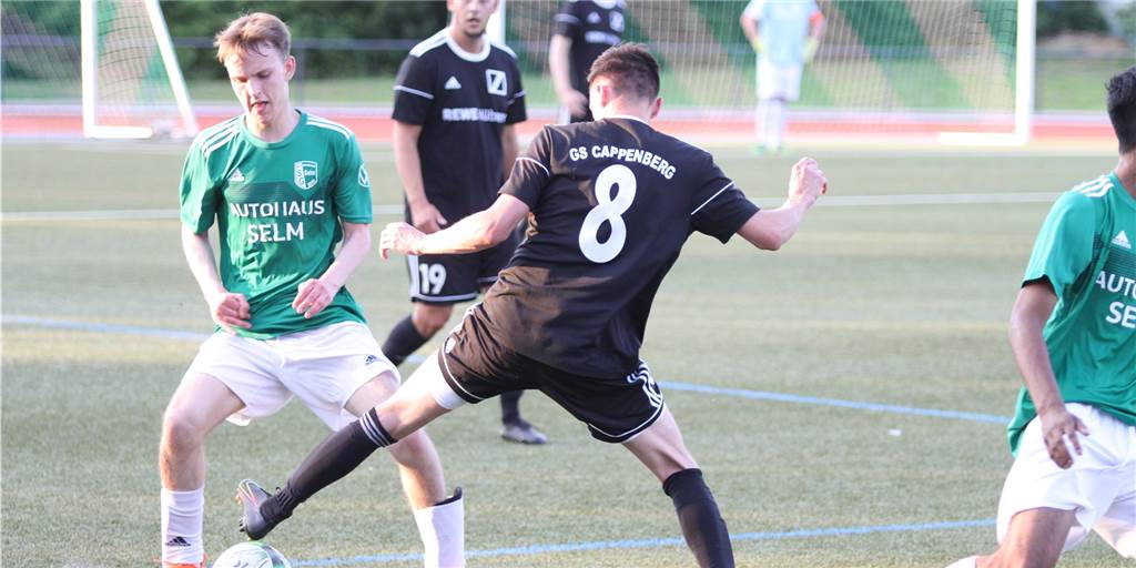 Über 30 Fotos: Die besten Bilder vom Testspiel-Derby zwischen der SG Selm und GS Cappenberg Marius Schade (l.) setzte sich gegen Maik Pohl (8) und GS Cappenberg durch.