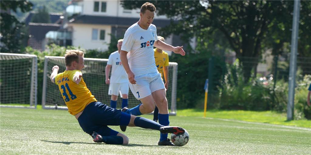 Ein Sieg und ein Unentschieden für den ETuS - ein Spieler trifft in beiden Partien Björn Ehlert kam in beiden Spielen des ETuS zum Einsatz und bereitete einmal ein Tor vor und traf einmal selbst.