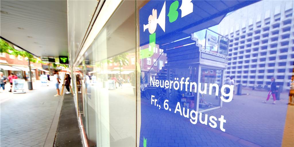 Leerstand schon Geschichte: Nachfolger von Weltbild in Ahaus steht fest Plakate in den Schaufenstern der ehemaligen Weltbild-Filiale in Ahaus kündigen den Neustart an: Genau einen Monat, nachdem die Filiale geschlossen wurde, eröffnet der Nachfolger dort den Betrieb.