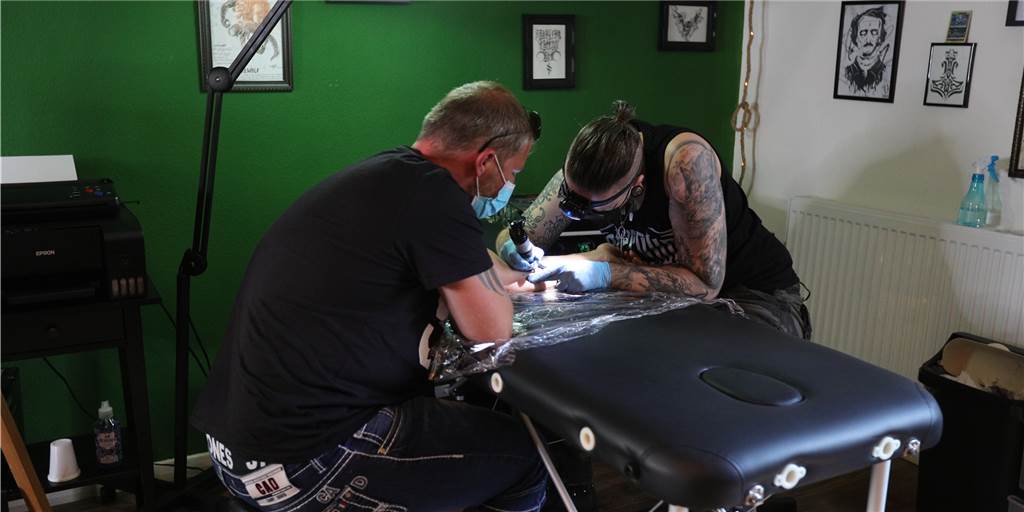 40 Tattoos wurden am Sonntag bei einer Spendenaktion am Haus Dahl für den guten Zweck gestochen.