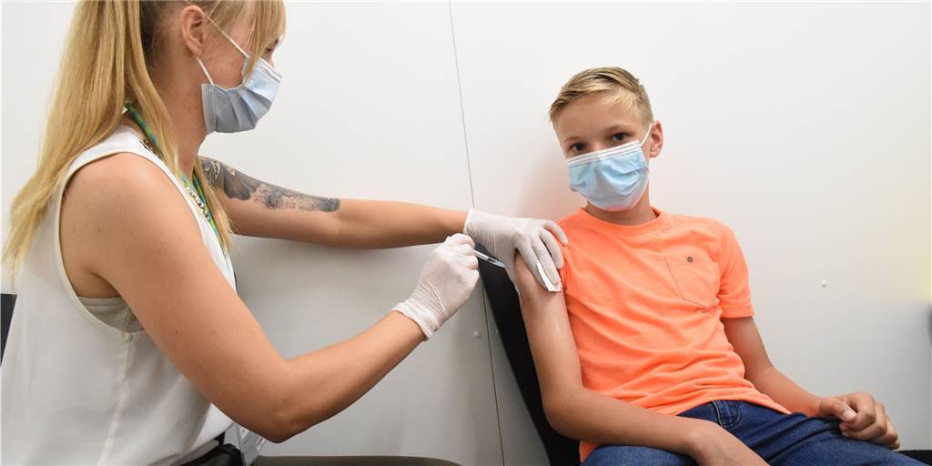 Über 1000 Kinder geimpft: Riesige Resonanz auf Wochenend-Aktion in Velen Nur ein kleiner Pieks: Julien (13) am Sonntag im Impfzentrum Velen. Rund 100 Kinder wurden am Wochenende dort mit einer Impfung versehen.