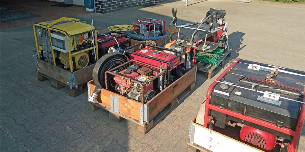 Bauhöfe helfen gezielt mit Stromaggregaten und Pumpen in der Flutregion Drei Bauhöfe im Kreis Borken haben technisches Gerät zusammengestellt, mit dem sie gezielte Hilfe in den von der Flutkatastrophe schwer getroffenen Regionen leisten. Die Initiative hatte der Bauhof in Velen ergriffen.