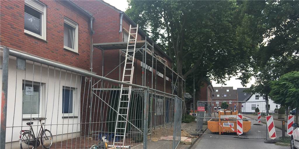 Sperrung in der Josefstraße: Wand eines Wohnhauses könnte einstürzen In der Wand des Wohnhauses zeigen sich Risse, diese machen eine Sicherungsmaßnahme erforderlich. Deshalb wurde vorab eine Absperrung des sogenannten Trümmerschattens vorgenommen.