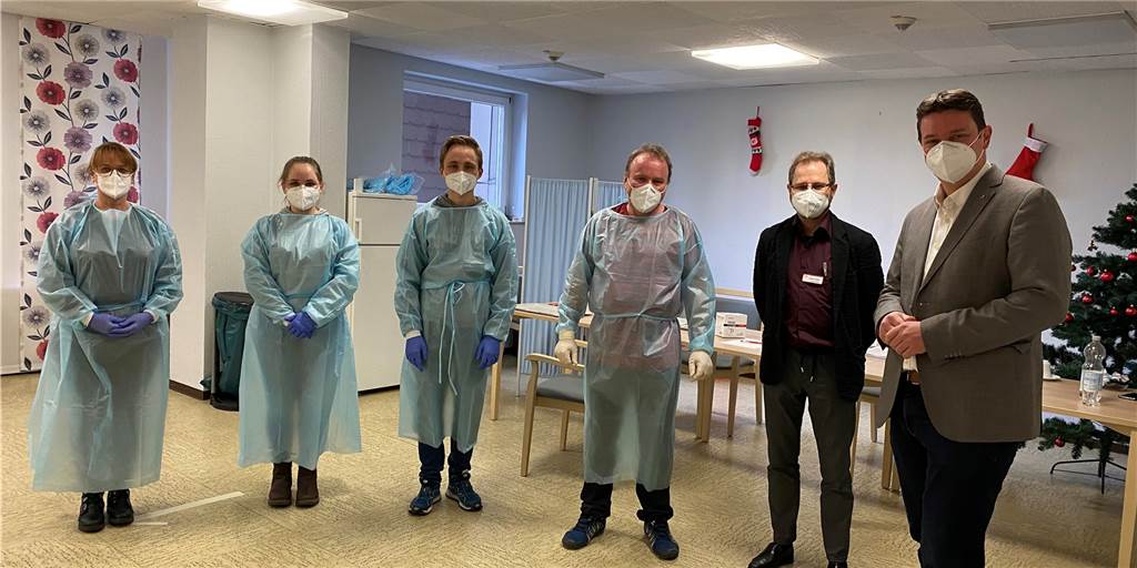 Caritas Castrop-Rauxel: „Impfpflicht für Pflegepersonal wäre respektlos“ Die AWO setzt in Castrop-Rauxel auf Aufklärungsarbeit und eigene Impfangebote. Dieses Bild zeigt die allererste Corona-Impfaktion in der Stadt im Wilhelm-Kauermann-Zentrum an Silvester.