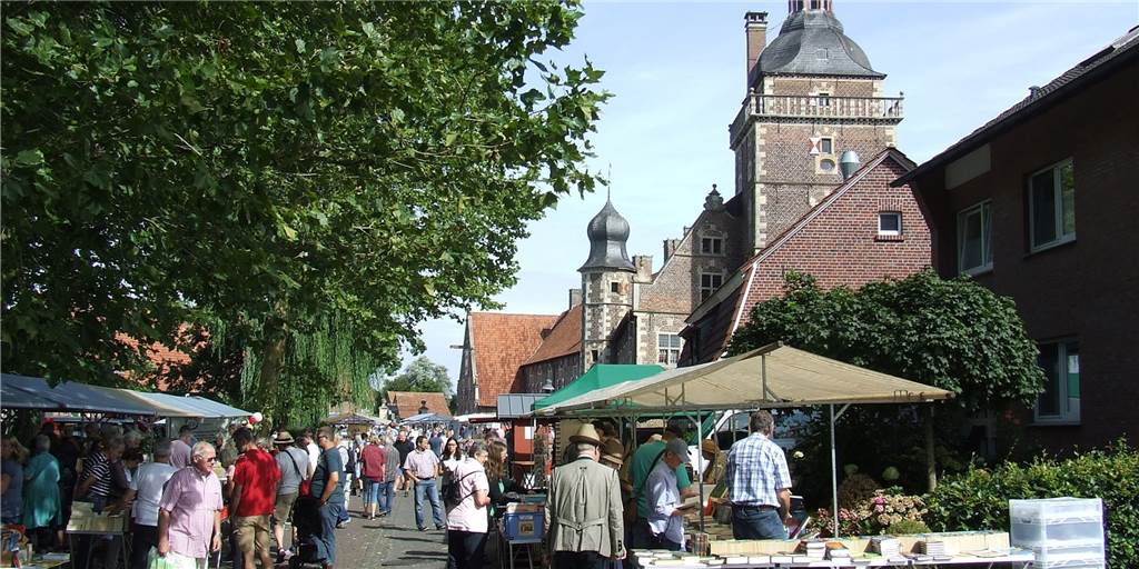 Corona: Besucherzahl wird beim Raesfelder Büchermarkt begrenzt Nach dem ausgefallenen Büchermarkt im vergangenen Jahr soll das Schloss Raesfeld im August wieder zum Magnet für Bücherfreunde der weiten Umgebung werden.